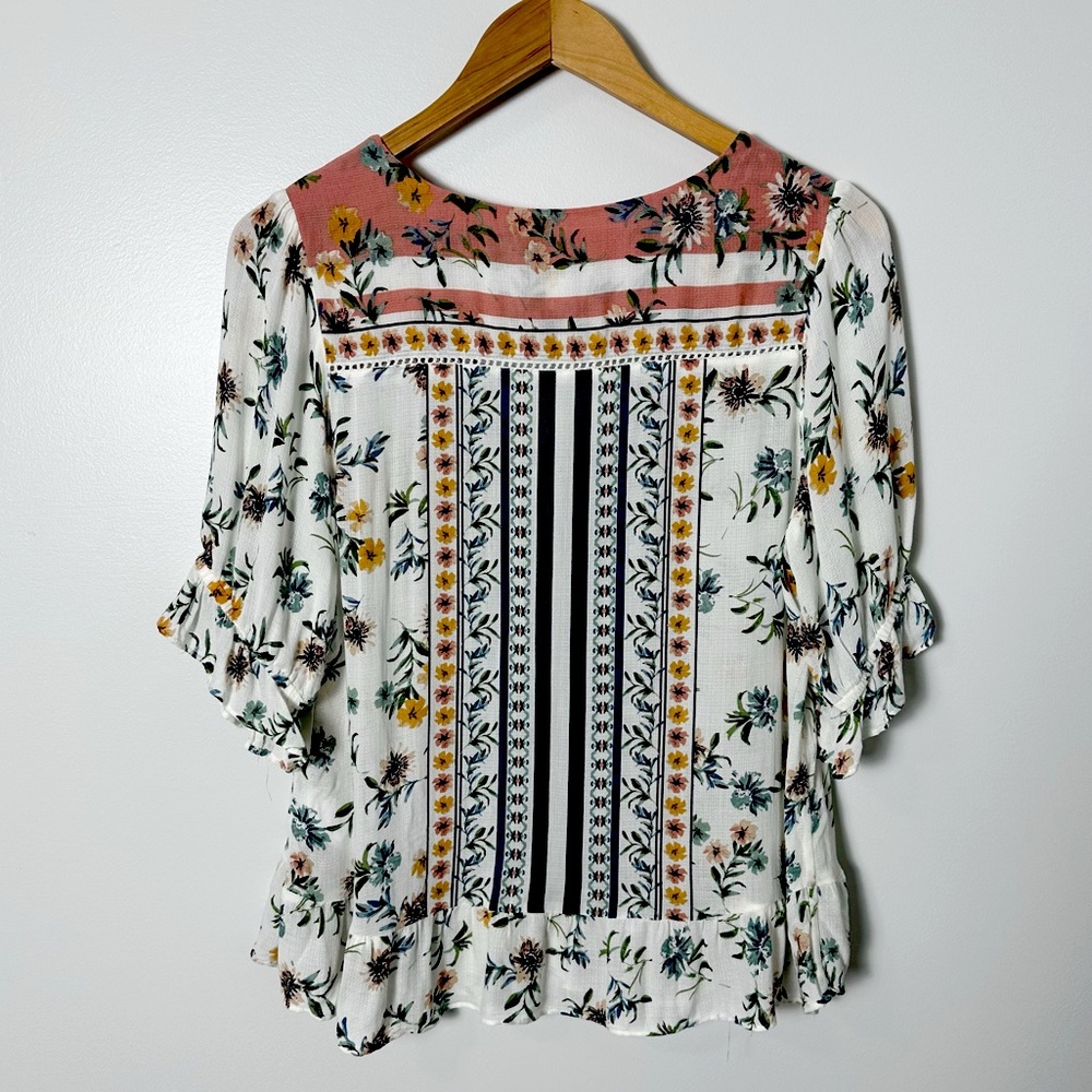 **NWT LUCKY BRAND Floral Print Blouse V neck Flutter Sleeve  Size Medium - Picture 2 of 10